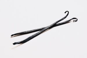 two crossed vanilla bean pods